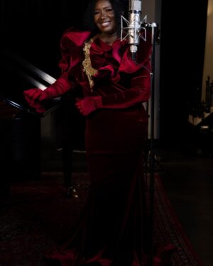 Yama Laurent Instagram - 🙏🏾Merci de votre écoute la famille 🌹🌹🌹🌹
Nouvelle vidéo disponible 🎥 
Joyeux temps des fêtes les amiss🌹🌹
🎄🎄🎄🎄🎄🎄🌟🌟🌟🌟🌟
📸: @greatpixelstudio 
📽: Lien dans ma bio
🎙: @studiospiccolo 
💃🏽: @hermioneelma_ 
💃🏽: @eli_munder 
💄: @Pixetmakeup
Merci à tous nos participants et merci à toi .