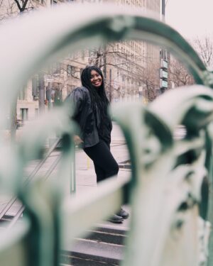 Yama Laurent Instagram - Un texte à partager avec vous sous- peu les amis 🎵🎵🎵🎵🎵🎵🎵🎵.
Ce que cette année veut nous faire croire⏱⚖️⏱
Et ce que nous, nous choisissons de croire 
🙏🏾🙌🏽🙏🏾🌏-

Merci pour cette prise 
📸- @bertexertier 

👗- @maisonsimons @mitsougelinas 

#Angelsbythewings
#piccolo