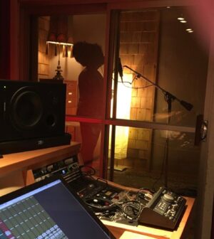Yama Laurent Instagram - Ça fait du bien de revoir le micro🌟🌟🌟🌟🌟🌟🌟🌟🌟🌟
📸@Lionellavault
#workoutmotivation #musician #musicislife #lovesongs