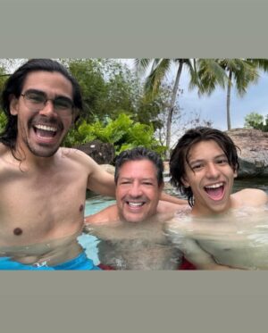 Yamaris Latorre Instagram - ¡Detengan todo lo que están haciendo!! Hoy cumple mi Nacho.✨Mi amooor. Wow!!! Qué rápido pasa el tiempo. ¡16! ¡Un joven maravillosooo!! Divertido, con un sentido del humor espectacular, familiar,  excelente amigo,  de gran bondad y nobleza en su corazón, inteligente, creativo, amante y protector del mundo animal (pregúntenle a Pelusa 🐶) y la naturaleza,  dibujante natural y apasionado del diseño, responsable, resiliente, el más cool de los hermanos, primo, nieto y extraordinario hijo. ¡Que tu trayecto esté lleno de las mejores aventuras, paz y felicidad!!! Te Amamos ¡Felicidadeeeees! 🎉💜
@franciscomoris65 @ignacio_4ndres