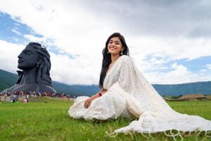 Yamini Bhaskar Instagram - Bowing down to the only one , who lives in the hearts of all ✨
Mahadeva 🔱
.
.
#adiyogi #shiva #mahadeva #ishafoundation #sadhguru