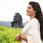 Yamini Bhaskar Instagram - Bowing down to the only one , who lives in the hearts of all ✨ Mahadeva 🔱 . . #adiyogi #shiva #mahadeva #ishafoundation #sadhguru