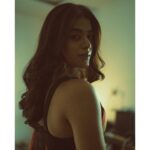 Yamini Bhaskar Instagram – 🖤

@weareretrospection 
@thimmappa180 
@_sushma_madishetty_ 

#saree #sareelove #black #shoot