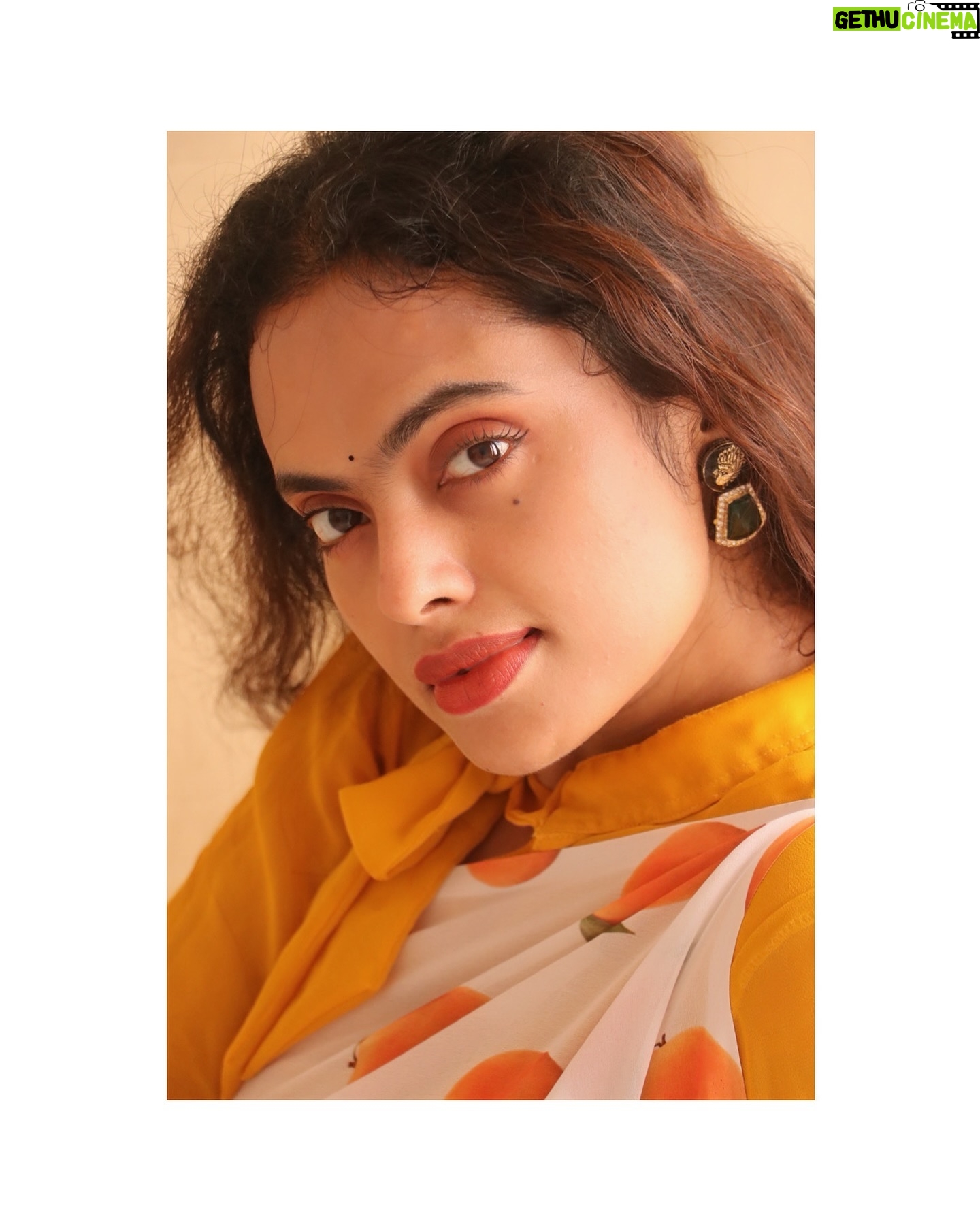 Yamuna Chinnadurai Instagram - Love 🧡 Saree @selaiyum_ravikaiyum