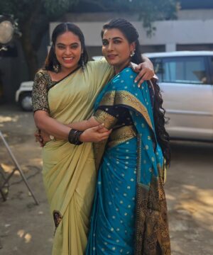 Yamuna Chinnadurai Instagram - When 2 best friends meet after a long time unexpectedly ,Feeling so good to meet her .we shared a lot of things in a limited time and laughed a lot ...Thank you so much for your love and Motivation dear 😘 Love you my darling beauty queen 👑 A friend is one soul abiding in two bodies 😘🤗❤👩‍❤‍💋‍👩
#mercyleyal #friendship #bondforever  #bestfriends #loveyou #energticwomen #lifemoments #shootingspot #😘🤗
