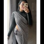 Yamuna Chinnadurai Instagram - Saree @selaiyum_ravikaiyum Saree : Georgette black and white combo Blouse: without blouse Price : 999