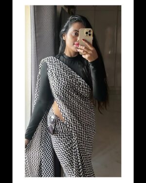 Yamuna Chinnadurai Instagram - Saree @selaiyum_ravikaiyum
Saree : Georgette black and white combo 
Blouse: without blouse 
Price : 999