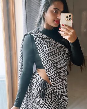 Yamuna Chinnadurai Instagram - Saree @selaiyum_ravikaiyum
Saree : Georgette black and white combo 
Blouse: without blouse 
Price : 999
