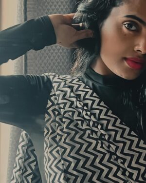 Yamuna Chinnadurai Instagram - Saree @selaiyum_ravikaiyum
Saree : Georgette black and white combo 
Blouse: without blouse 
Price : 999