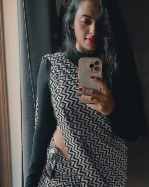 Yamuna Chinnadurai Instagram - Saree @selaiyum_ravikaiyum
Saree : Georgette black and white combo 
Blouse: without blouse 
Price : 999