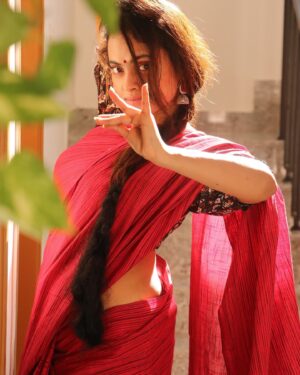 Yamuna Chinnadurai Instagram - Selaiyum Ravikaiyum the saree made with love 
Saree : Chettinad cattom. Pink with black stripes 
Blouse : kalakari 
Price : 1499   shipping 
Dm for orders or buy through our website 
Website link in bio 
www.selaiyumravikaiyum.com 
#selaiyumravikaiyum #yamunachinnadurai #onlinestore #website #instagramreels #instagramreels