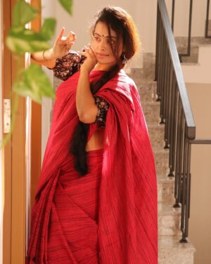 Yamuna Chinnadurai Instagram - Selaiyum Ravikaiyum the saree made with love 
Saree : Chettinad cattom. Pink with black stripes 
Blouse : kalakari 
Price : 1499   shipping 
Dm for orders or buy through our website 
Website link in bio 
www.selaiyumravikaiyum.com 
#selaiyumravikaiyum #yamunachinnadurai #onlinestore #website #instagramreels #instagramreels