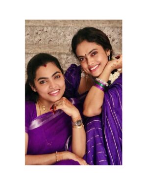 Yamuna Chinnadurai Instagram - The happy faces 
Mehandhi @uthrasri_mehandi_art_official 
Saree @selaiyum_ravikaiyum