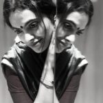 Yamuna Chinnadurai Instagram - ஒரு சில வினாடிகள் தான்! இருந்தும் ஓராயிரம் எண்ணங்கள் உள்ளுக்குள் ஓடி விட்டது; அவன் கடைவிழிப்பார்வை என் மீது படர்ந்த போது!