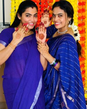 Yamuna Chinnadurai Instagram - The happy faces 
Mehandhi @uthrasri_mehandi_art_official 
Saree @selaiyum_ravikaiyum