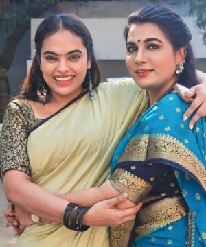 Yamuna Chinnadurai Instagram - When 2 best friends meet after a long time unexpectedly ,Feeling so good to meet her .we shared a lot of things in a limited time and laughed a lot ...Thank you so much for your love and Motivation dear 😘 Love you my darling beauty queen 👑 A friend is one soul abiding in two bodies 😘🤗❤👩‍❤‍💋‍👩
#mercyleyal #friendship #bondforever  #bestfriends #loveyou #energticwomen #lifemoments #shootingspot #😘🤗