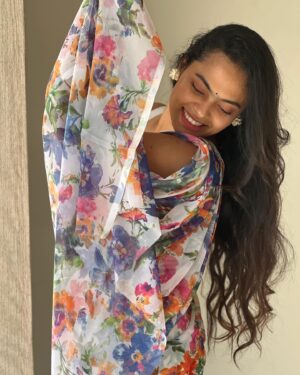 Yamuna Chinnadurai Instagram - Saree @selaiyum_ravikaiyum 
Dm for orders 

#georgette #saree #selaiyumravikaiyum #yamunachinnadurai #onlinestore