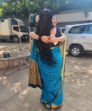 Yamuna Chinnadurai Instagram - When 2 best friends meet after a long time unexpectedly ,Feeling so good to meet her .we shared a lot of things in a limited time and laughed a lot ...Thank you so much for your love and Motivation dear 😘 Love you my darling beauty queen 👑 A friend is one soul abiding in two bodies 😘🤗❤👩‍❤‍💋‍👩
#mercyleyal #friendship #bondforever  #bestfriends #loveyou #energticwomen #lifemoments #shootingspot #😘🤗