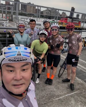 Yan-Pei Su Instagram - 時間允許，我熱愛戶外運動，
登山、騎車
更熱愛與我愛的朋友們一起完成～

同時也謝謝我老爸昭德哥
知道我們要團練
特別跑來就為了送上紅豆餅為我們補充體力
歡迎粉絲們按讚我們車隊 @jcpstar 

#EnviLivAdvancedProAXS 

深綠車褲、螢光綠車衣、眼鏡 @livcycling