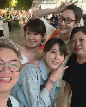 Yan-Pei Su Instagram - 時間允許，我熱愛戶外運動，
登山、騎車
更熱愛與我愛的朋友們一起完成～

同時也謝謝我老爸昭德哥
知道我們要團練
特別跑來就為了送上紅豆餅為我們補充體力
歡迎粉絲們按讚我們車隊 @jcpstar 

#EnviLivAdvancedProAXS 

深綠車褲、螢光綠車衣、眼鏡 @livcycling