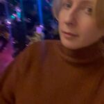 Yana Churikova Instagram - Мы разобрали ёлку! А вы?) Вспоминаю самый дорогой подарок на этот Новый год. Моя мама освоила новый этап - научилась вязать свитера) Вот это – мамина работа, горжусь, ношу, хвастаюсь 🥰