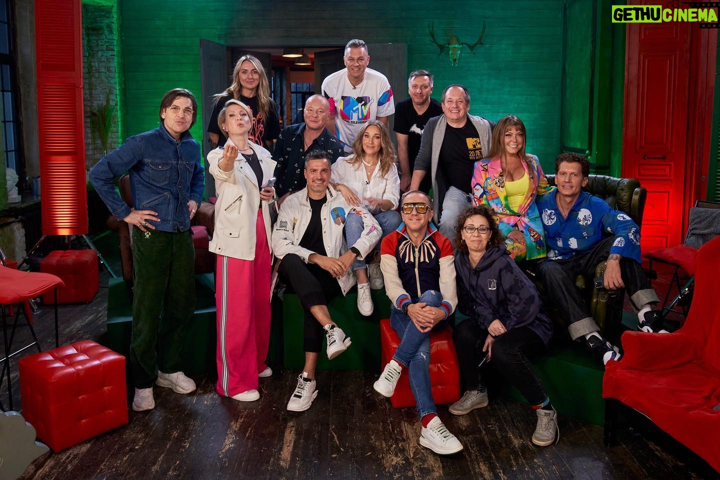 Yana Churikova Instagram - MTV 00-х. Часть вторая нашей трилогии к 25-летию MTV Россия. А ведь кто-то вырос именно на этом MTV! Ловите немного атмосферных фоток наших гостей! @juliakovalchuk @pochepa @anatolich_mtv @alisaboha @ypashkoff @bogomolovmikhail @mikhail_grebenshchikov @mashatryndyakina @ilya_bachurin @sheksheyev Уже в это воскресенье на моем YT - канале🥰