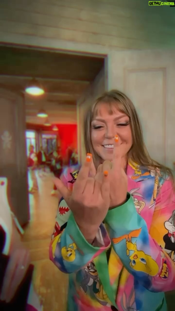 Yana Churikova Instagram - 25 лет MTV, часть 2. «MTV 00-х» 🩷 И мы с @pochepa , наконец-то, смогли объясниться🤗 . Смотрите спец.выпуск «12 злобных зрителей» в честь 25-летия Россия, с легендарными гостями и тоннами ностальгии, уже в это воскресенье, на моем YT - канале🩷