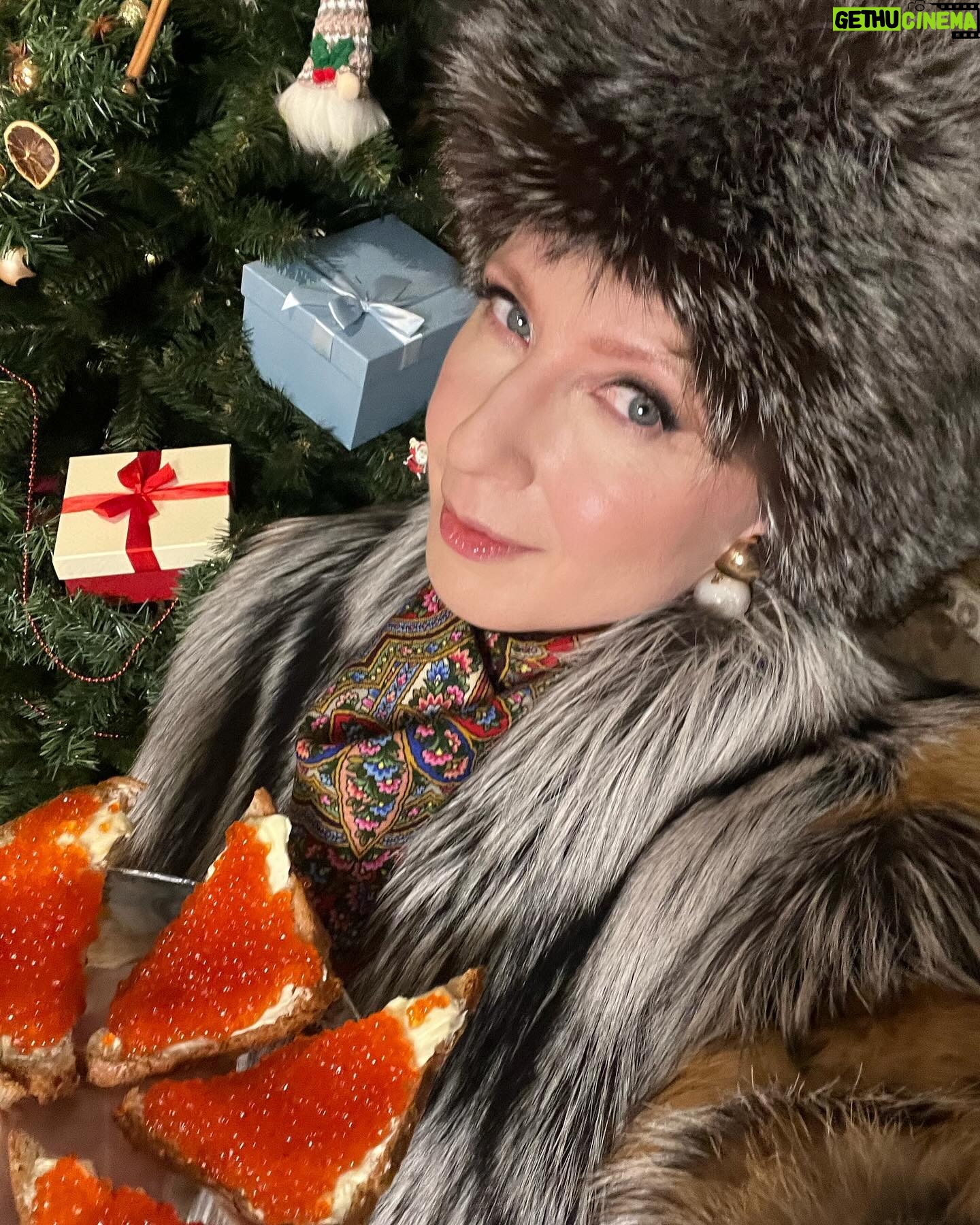 Yana Churikova - 1.2K Likes - Анонс предвновогодней недели на моих каналах!
🎄Четверг , 28 декабря:
Выпуск «Фабрики с Яной Чуриковой» с гостем , которого вы так давно ждали 🥰 это будет наш вам подарочек ! 🎁
🎄 Воскресенье, 31 декабря:
Специальный и мегаэксклюзивный новогодний спэшл, который я проведу с главной героиней этого года! Подведем итоги вместе, это будет больше, чем «Фабрика»!
🥂 Пусть будет праздник! Потому что мы это заслужили!
Как думаете, кто будет в гостях ? Варианты пишите в комментариях!