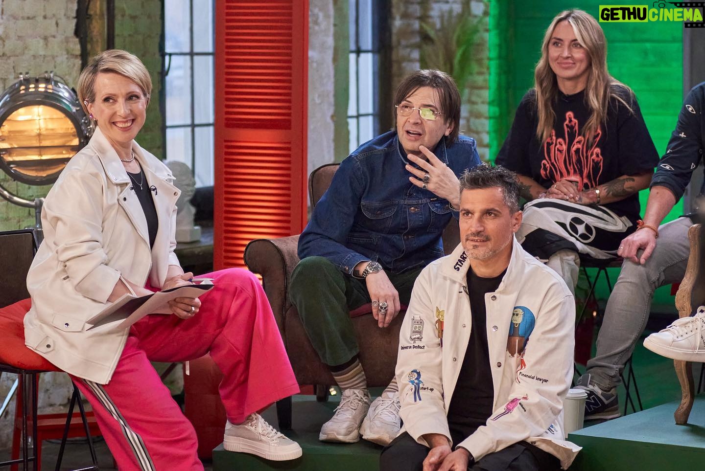Yana Churikova Instagram - MTV 00-х. Часть вторая нашей трилогии к 25-летию MTV Россия. А ведь кто-то вырос именно на этом MTV! Ловите немного атмосферных фоток наших гостей! @juliakovalchuk @pochepa @anatolich_mtv @alisaboha @ypashkoff @bogomolovmikhail @mikhail_grebenshchikov @mashatryndyakina @ilya_bachurin @sheksheyev Уже в это воскресенье на моем YT - канале🥰