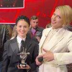 Yana Churikova Instagram - Совпадение? Ну да!))) Чествуем победительницу «Голос. Уже не дети» @veronika_syromlya и слушаем сказ про лодку… На репетиции, за сутки до финала, я просто решила посидеть в лодке, которая стояла в коридоре Мосфильма. А потом выяснилось, зачем она там стояла - это был реквизит номера Вероники 😂 То ли лодка фартовая, то ли я приношу удачу, или, по ходу, Вероника с Егором и без нас с лодкой молодцы. Финал был невероятный! Благодарю за сезон всех, кто причастен. Коллеги, горда быть с вами в одной команде🙏🏻