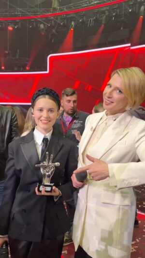 Yana Churikova Instagram - Совпадение? Ну да!)))

Чествуем победительницу «Голос. Уже не дети» @veronika_syromlya и слушаем сказ про лодку…

На репетиции, за  сутки до финала, я просто решила посидеть в лодке, которая стояла в коридоре Мосфильма.

А потом выяснилось, зачем она там стояла - это был реквизит номера Вероники 😂

То ли лодка фартовая, то ли я приношу удачу, или, по ходу, Вероника с Егором и без нас с лодкой молодцы.

Финал был невероятный!

Благодарю за сезон всех, кто причастен. Коллеги, горда быть с вами в одной команде🙏🏻