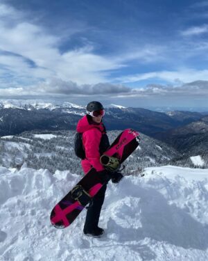 Yana Churikova Instagram - 🏔️Листай и почувствуй энергию гор! Последнее фото в карусели заряжено на удачу!
⠀
Пока только мечтаю о каникулах в горах, собрала фотки с разных склонов разных лет.
⠀
🏂С Всемирным днем сноубординга, товарищи!
⠀
Кто какие горы узнал?
⠀
Кто и где уже  катнул в этом сезоне?
⠀
Рассказывайте в комментах! 🔽