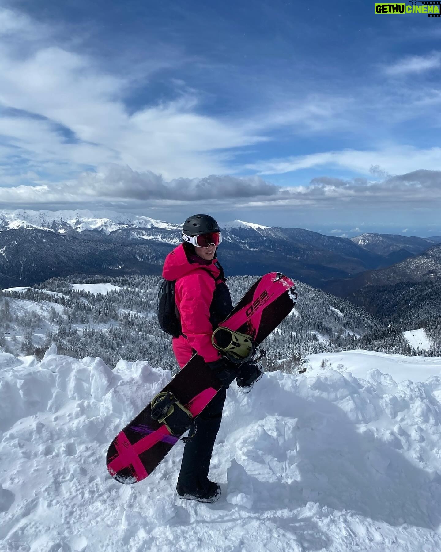 Yana Churikova - 1.1K Likes - 🏔️Листай и почувствуй энергию гор! Последнее фото в карусели заряжено на удачу!
⠀
Пока только мечтаю о каникулах в горах, собрала фотки с разных склонов разных лет.
⠀
🏂С Всемирным днем сноубординга, товарищи!
⠀
Кто какие горы узнал?
⠀
Кто и где уже катнул в этом сезоне?
⠀
Рассказывайте в комментах! 🔽