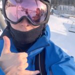 Yana Churikova Instagram - Вам видно магию???? Я очень старалась снять, но телефон не передает всего вау-эффекта 😱🪄 Как это описать? ✨Как будто Шерегеш атаковали феи и распылили в воздухе волшебную алмазную пыль 🤔 ✨Как будто волшебные визажисты просыпали над горой Зелёной мельчайший глиттер или хайлайтер 🤔 Редкое атмосферное явление называется «Ледяные иглы» и даже указывается в прогнозе погоды. Всё, ухожу катать дальше! 🏂 🧚‍♂️🤩 🧚🏻‍♀️Ваша фея Динь-Динь 😁🥰🚠P.S. А за подъемники и идеально подготовленные трассы - спасибо @kaskadgesh