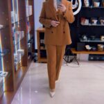 Yana Churikova Instagram - Вся правда о том, как идет набор в команду! Это оказалось так интересно, что я решила поделиться с вами, где мы с этим. Первый рассказ – про отбор на позицию шеф-редактора по производству видеоконтента. ✅ Что делает в команде шеф-редактор: -Подготовка к интервью, разработка тем и героев -Смысловая сборка контента совместно с режиссером монтажа -Взаимодействие с командой (всегда), руководство редакторской группой (на больших проектах) ✅ На позицию была подана 71 заявка. Все заявки я сгруппировала по 4-м категориям: 1️⃣ Команды, работающие «под ключ» 2️⃣ Опытные телевизионщики , орлы шефредакторства. Собирали все, что выходит в ТВ и на ютубе 3️⃣ Медийщики, которые хотят развиваться в смежной области. Журналисты, новостники, создатели инфопродуктов, продюсеры и мн. др. 4️⃣ «Джуны». Студенты ✅ Каждому я ответила лично в переписке и задала вопросы, чтобы уточнить навыки и прояснить уровень мотивации. Ответы помогли сильно сократить список уже на этом этапе. ✅ Разделила задачи по каждой группе 1️⃣и2️⃣ хороши тем, что требуют в работе минимального контроля с моей стороны. 3️⃣и4️⃣ требуют большего моего вовлечения, но в отдельных случаях я готова и к наставничеству, если вижу по переписке и тестовому, что человек способен воспринять то, чему я готова научить. ✅ Из 71 человека предложение выполнить первый этап тестового задания получили 22. Второй - 8. 🥰Из них - 2 студентки, 2 медийщика из смежных областей и 4 профессиональных шеф-редактора. 👀Прямо сейчас ребята делают тестовое - 2, а я даю обратную связь по первым тестовым тем, кто не прошел дальше. Задавайте вопросы в комментариях, буду отвечать!