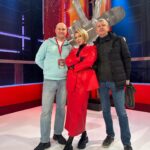 Yana Churikova Instagram - Мы с Юрием Викторовичем и Александром Васильевичем напоминаем - сегодня третий день слепых прослушиваний! Смотрите «Голос»? Есть уже свои фавориты? P.S. Юрий Аксюта зрителю уже хорошо знаком, а вот Александр Подъяпольский, правая рука нашего ЮВ и шеф-редактор «Голоса», входит «в кадр» редко. Чисто поприветствовать зрителей проекта )