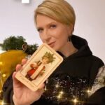Yana Churikova Instagram - Кто вы, скептик или мистик? Предлагаю самый лучший способ проверить, работает ли таро или нет. В нашей студии @coss.man предсказал новую любовь @katyalelofficial в этом году Если в сентябре услышите о Катином новом мужчине - значит, работает. А пока - ловите ваш прогноз на 24-й год в 3-х простых шагах 1️⃣ сделайте скрин 2️⃣ посмотрите номер на фото 3️⃣ найдите толкование в тексте 1. Умеренность: Вас ожидает стабильный год, все сферы вашей жизни будут находиться в балансе, вы сможете достичь душевного равновесия, вас ожидает очень благоприятный и спокойный год. 2. Шут. Год обещает пройти в легкости и детской непосредственности. В этот период вы сможете попробовать много нового, это период грандиозных открытий, не противьтесь им, они откроют перед вами новые горизонты. Чем проще вы относитесь к жизни, тем ярче и запоминающимся будет ваш год. 3. 2 кубков: для тех, кому попала эта карта, год обещает быть замечательным, если вы находитесь в поиске второй половинки, то вероятнее всего вы ее встретите. 4. Паж кубков: Год обещает быть очень эмоциональным, постарайтесь обращать внимание на свои эмоции. Даже если иногда вы будете чувствовать, что что то идет не так, помните о том, что для благоприятного прохождения всех ситуаций, вам в первую очередь необходимо привести себя в равновесие и тогда ваш год будет наполнен прекрасными и благоприятными событиями. Год обещает пройти в легкости 5. Маг. Перед вами открываются огромные возможности в этом году. Это тот период, когда вы сможете осуществить все свои планы и мечты. Весь мир будет вам благоволить в этом. Помните только, что очень много будет зависеть от вас, вы сами творцы вашей судьбы и реальности. Дерзайте! 6. 4 жезлов: Прекрасный и стабильный год для вас! В этот период вы будете находиться в прекрасном состоянии. Ваши личные и рабочие отношения будут давать вам большой ресурс, вы сможете почувствовать себя защищенным. Некоторых в этом году ожидает приобретение нового жилья.