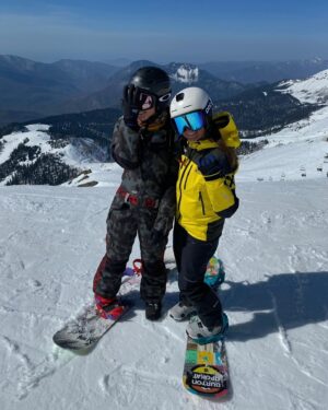 Yana Churikova Instagram - 🏔️Листай и почувствуй энергию гор! Последнее фото в карусели заряжено на удачу!
⠀
Пока только мечтаю о каникулах в горах, собрала фотки с разных склонов разных лет.
⠀
🏂С Всемирным днем сноубординга, товарищи!
⠀
Кто какие горы узнал?
⠀
Кто и где уже  катнул в этом сезоне?
⠀
Рассказывайте в комментах! 🔽