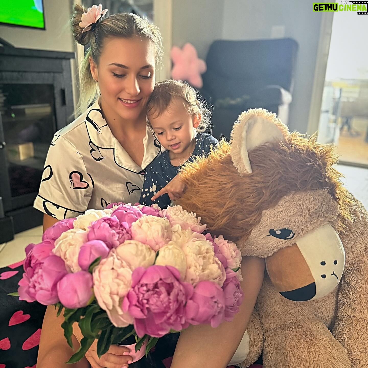 Yana Santos - 3 Likes - 🌷🌸🌺
Guess my favorite flowers 😻