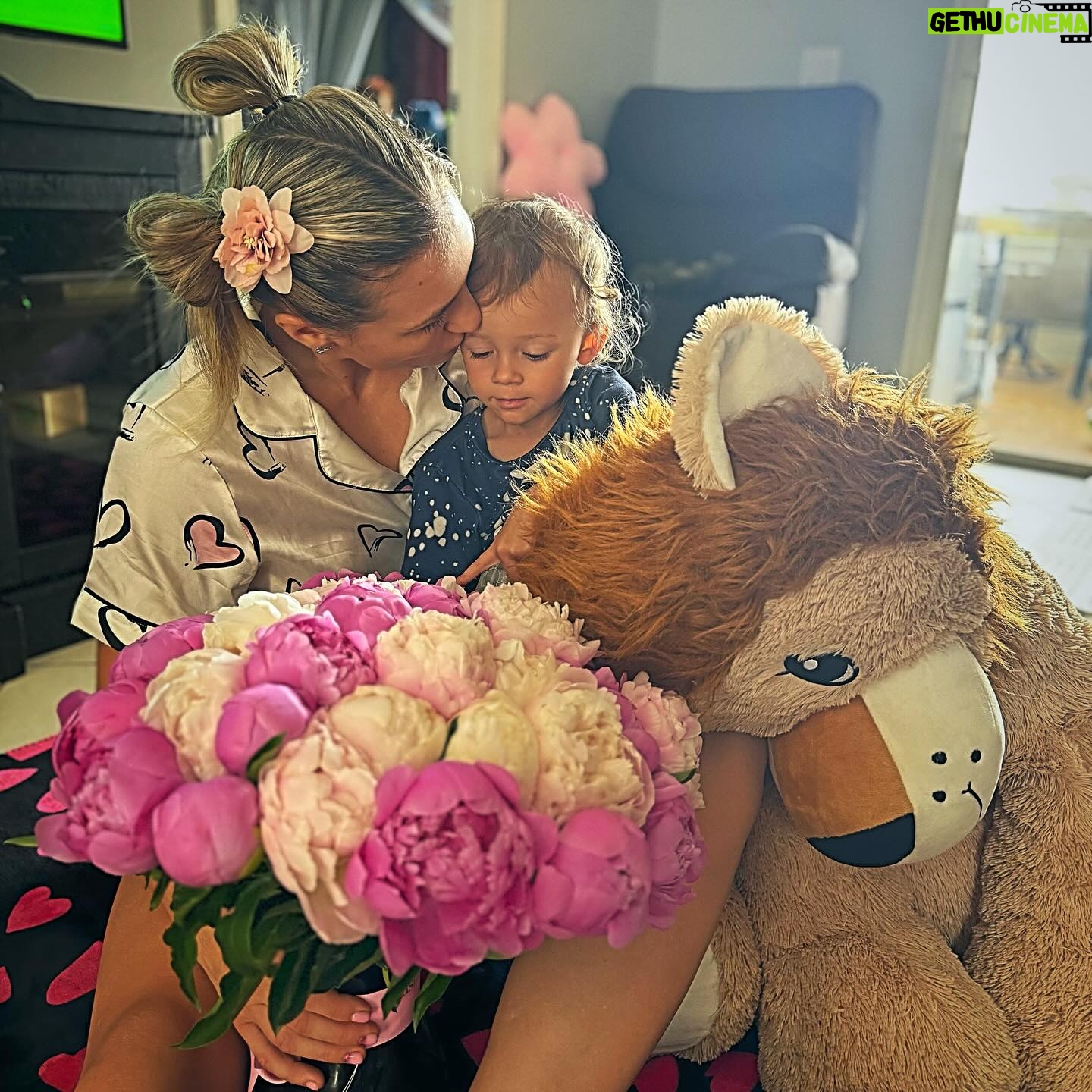 Yana Santos - 3 Likes - 🌷🌸🌺
Guess my favorite flowers 😻