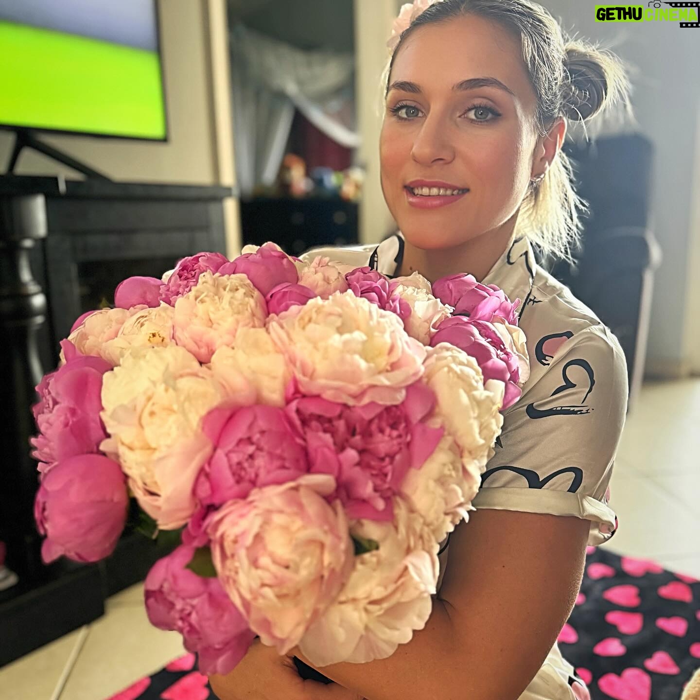 Yana Santos - 3 Likes - 🌷🌸🌺
Guess my favorite flowers 😻