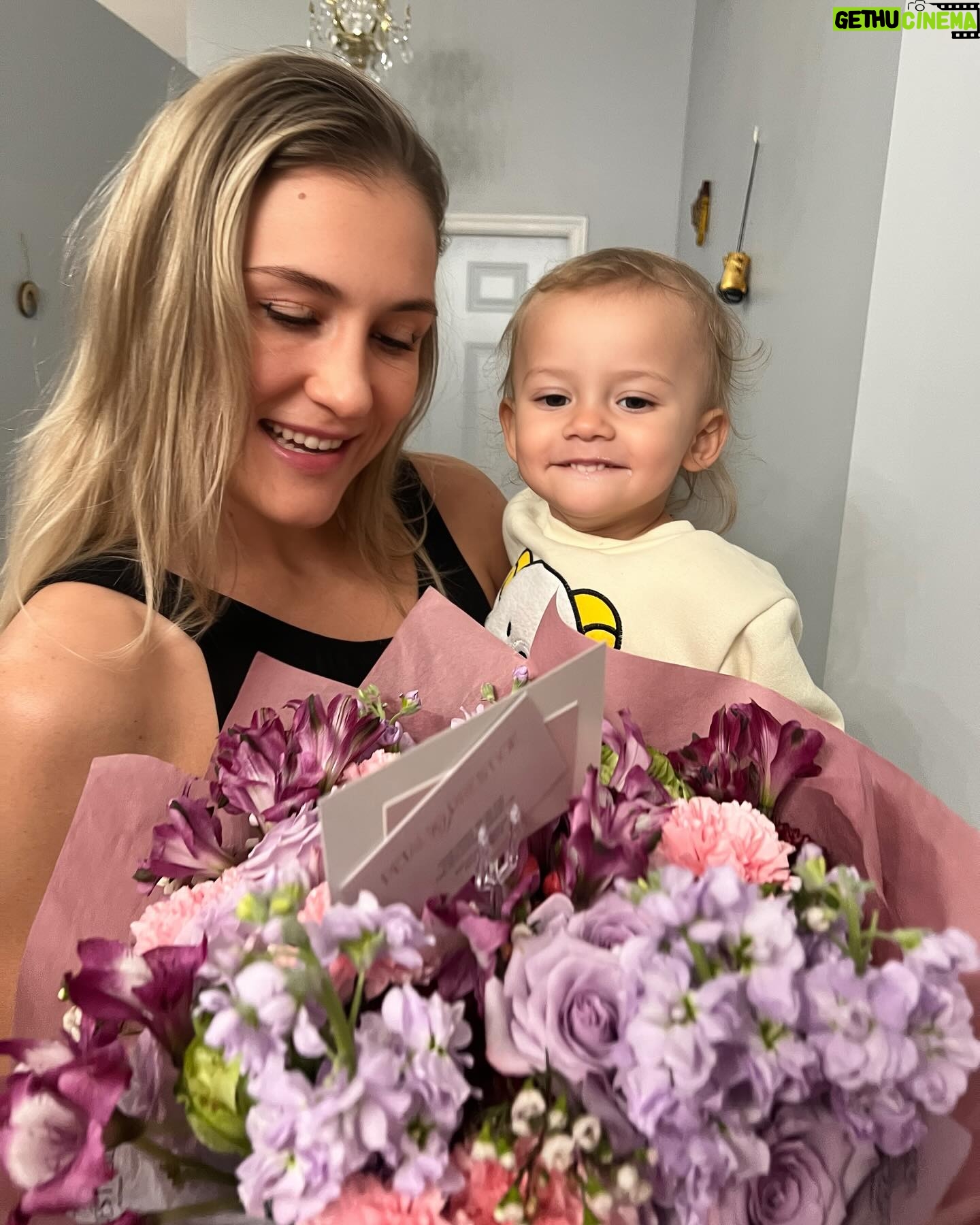 Yana Santos - 3 Likes - Happy Mother’s Day 🌷
“The days are long, but the years are short.”
#mothersday