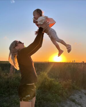 Yana Santos Instagram - Happy Mother’s Day 🌷
“The days are long, but the years are short.”
#mothersday