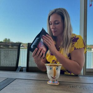 Yana Santos Instagram - Starting my day the QNL way with coffee ☕️ from @QNLabs. 🌞 Fueling my body for another day of relentless training. 💪 Use code “Yana” for a 15% off boost! #Warrior #QuantumNutritionLabs #UFC #MMA #Workout