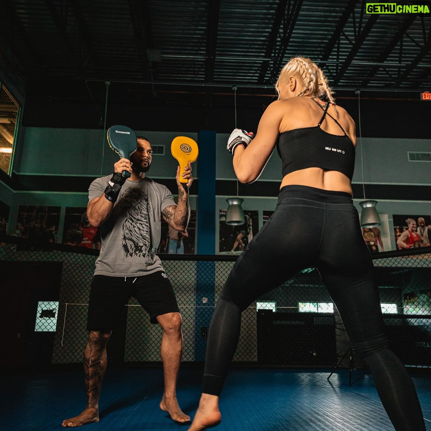 Yana Santos - 3 Likes - “Go confidently in the direction of your dreams.”🦊
#ufc #att #mma #foxy