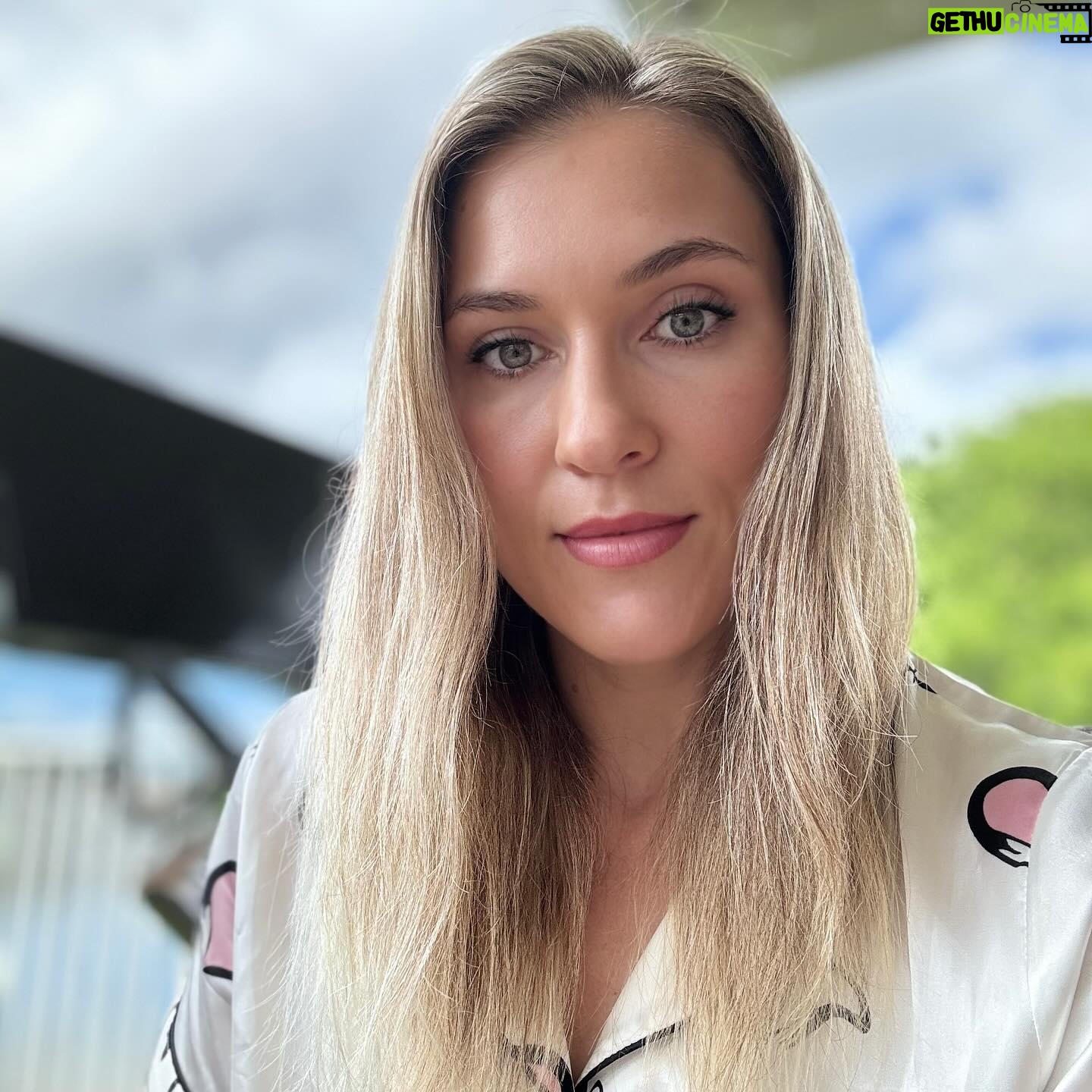 Yana Santos - 3 Likes - Monday- my favorite day ❤️
Happy to start new week and be blonde again 🦊
Thank you @rinseandrepeatsalon @kellieruckerhair for this beautiful color.