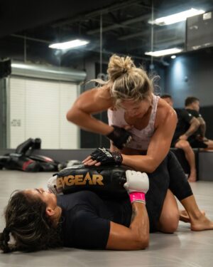 Yana Santos Instagram - In love with the process 🦊
#ufc #mma #foxy #att
