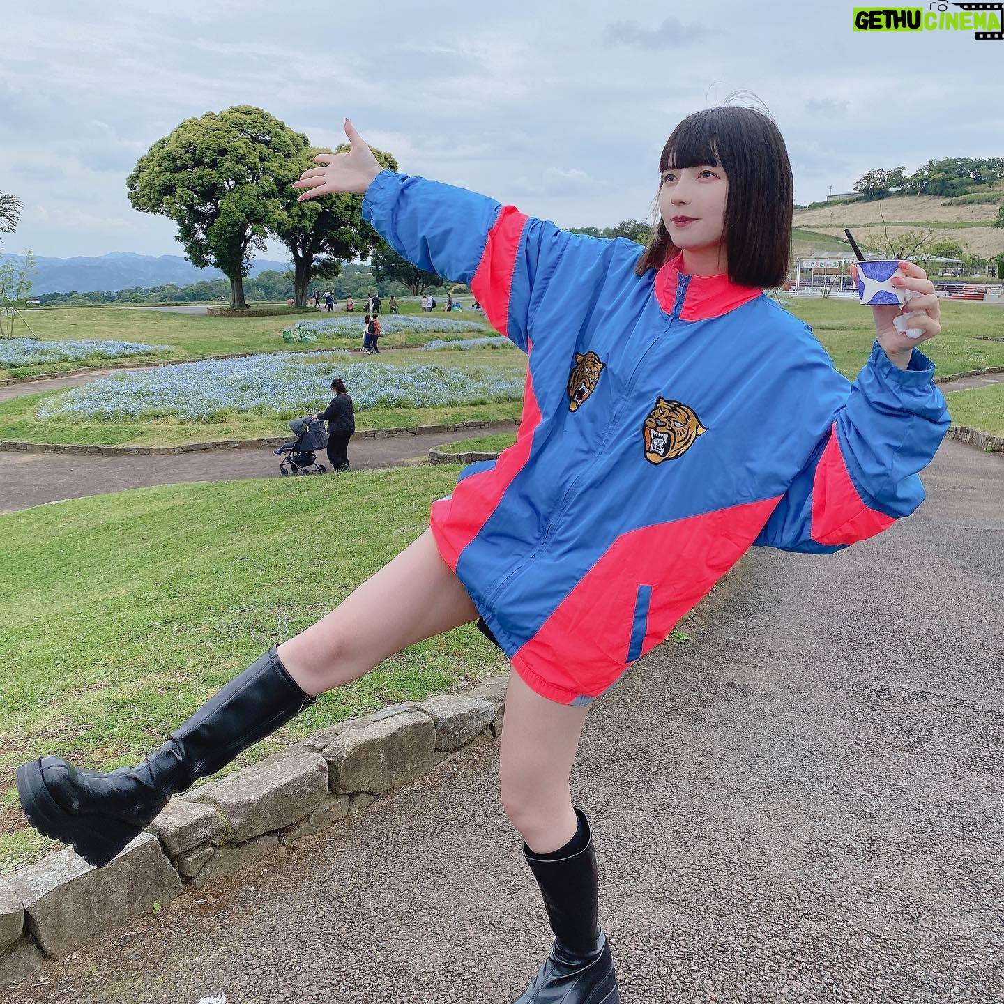 Yane - 3.8K Likes - まだまだ消費者月間です!^-^
みなさんは #消費者支援功労者表彰 を知っていますか?֊ ̫ ֊
消費者支援功労者表彰は 毎年 #消費者庁 が実施している「消費者利益の擁護・増進のために各方面で活躍されている方々を表彰する制度」なんですって!ᐢ. .ᐢ優しい֊ ̫ ֊
今年度の受賞者等は、内閣総理大臣表彰5件、内閣府特命担当大臣表彰11件、ベスト消費者サポーター章29件だそうです!みなさんが安心して消費活動できるようにこんなにたくさんの方々が頑張ってるんですね〜т ̫ т
5月29日(月)に #首相官邸 で行われた「消費者支援功労者表彰 」表彰式では学生さんもいて 消費者庁キャラクター「イヤヤン」と一緒にお写真を撮っていたみたいです!いいですね〜т ̫ т
↓↓消費者支援功労者表彰の受賞者等の詳しい情報は以下を見てみてくださいね〜ᐢ. .ᐢ
https://www.caa.go.jp/policies/policy/consumer_education/public_awareness/
消費者庁エシカル消費( @caa_ethical )のフォローもぜひお願いします!ᐢ. .ᐢ
#5月は消費者月間 #消費者月間 #デジタル #デジタル社会 #エシカル消費 #消費者庁エシカル消費 #倫理的消費 #消費者支援功労者 #サステナブルファッション #SDGs #気候変動 #caa #ethical #sustainablefashion #PR #消費者月間 #消費者庁 #消費者支援功労者 #首相官邸 #デジタル