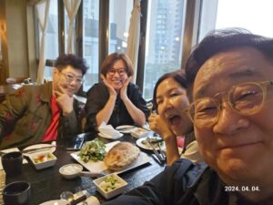 Yang Hee-eun Instagram - 꼼꼼나라 대왕마마
이홍렬!!!
오랜만일세...
우리 넷이 많이웃고 
많이배운 저녁시간!
우린 제법 오래된 사이,
시간의 강이 많이도 흘렀네.
#양희은 #이홍렬 #이성미
#박미선 #그럴수있어