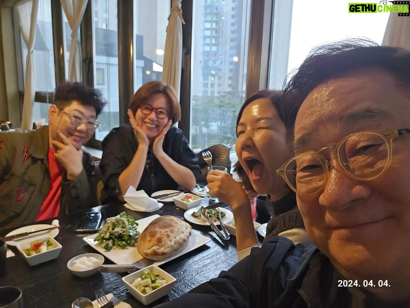 Yang Hee-eun - 2.9K Likes - 꼼꼼나라 대왕마마
이홍렬!!!
오랜만일세...
우리 넷이 많이웃고
많이배운 저녁시간!
우린 제법 오래된 사이,
시간의 강이 많이도 흘렀네.
#양희은 #이홍렬 #이성미
#박미선 #그럴수있어